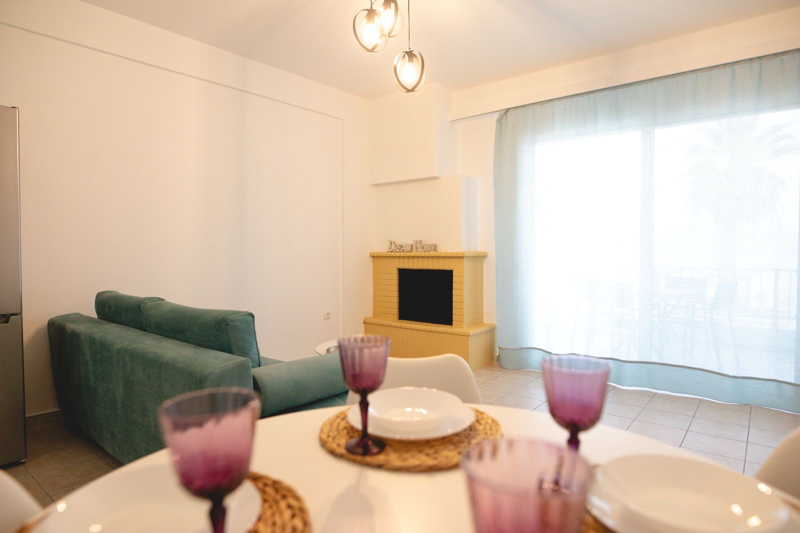 wave-2-seaside-apt-ninezerotwo_01